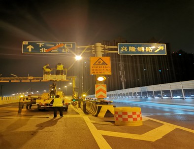 呼和浩特郑州市北三环彩虹桥交通标志牌安装现场